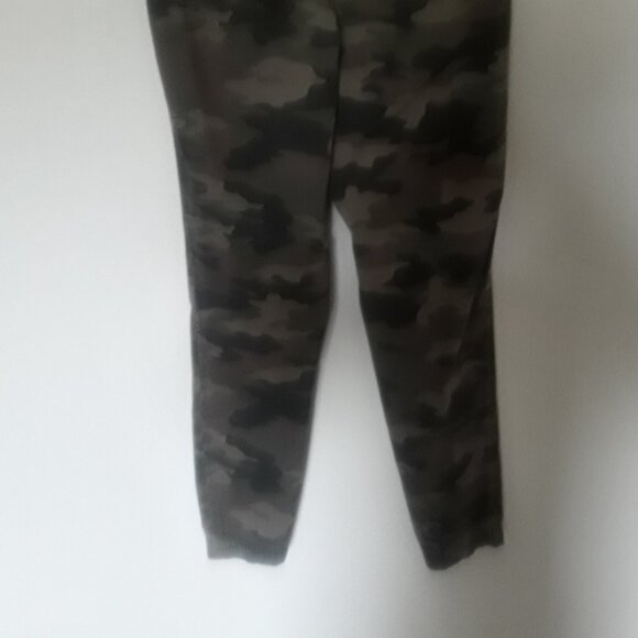 Like New Men's Aeropostale Comoflauge stretch jogger pants - Picture 5 of 7